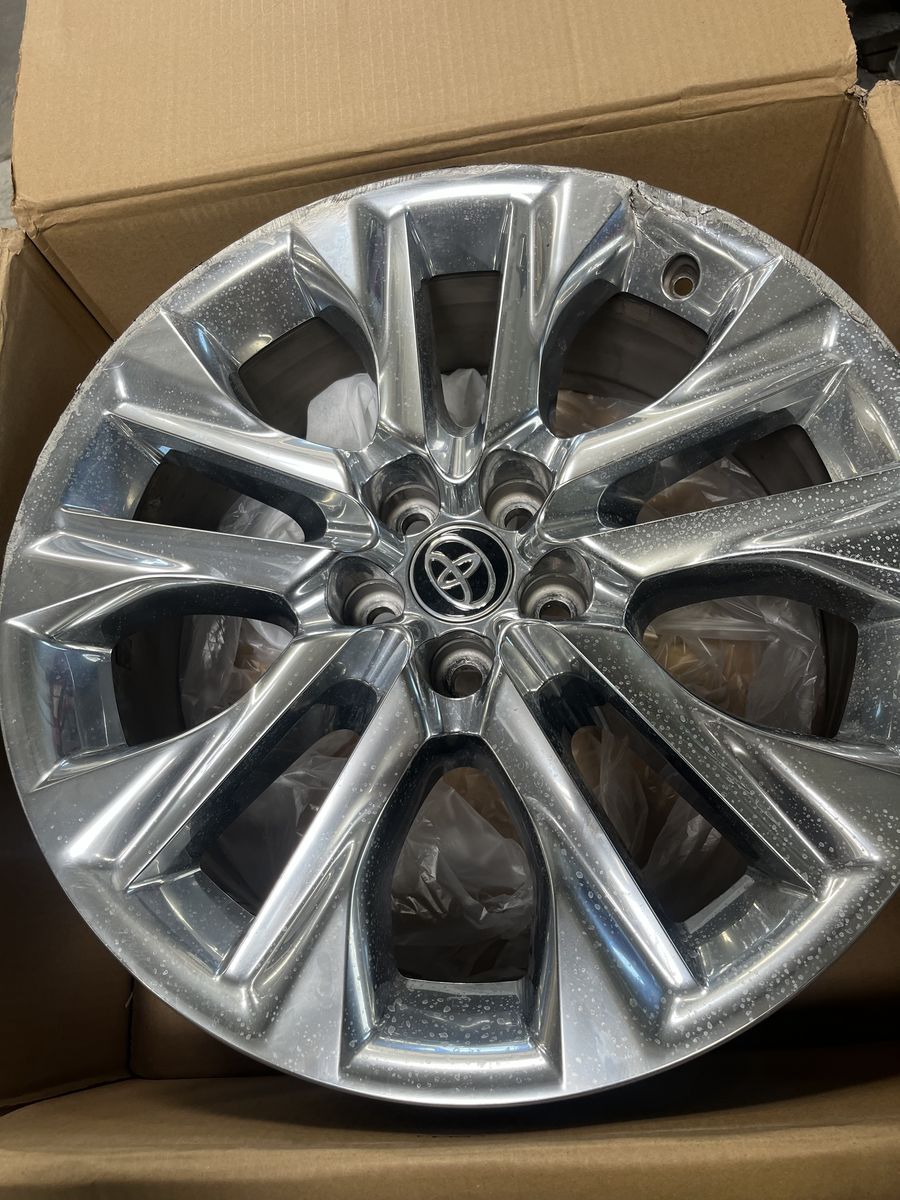 Toyota highlander OEM 20in rims