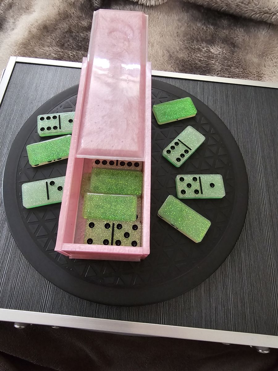 Dominoes 