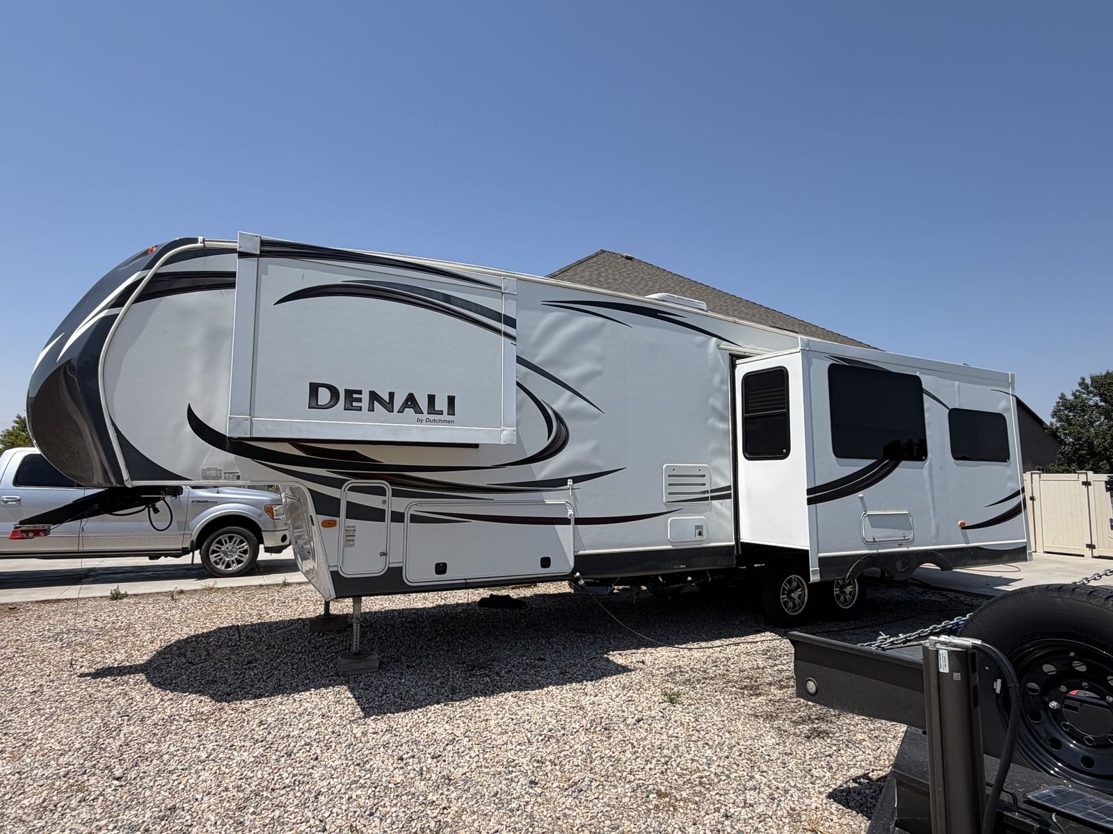 2013 Dutchman Denali 5th wheel spacious and ready for adventure