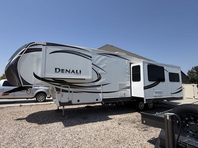 2013 Dutchman Denali 5th wheel spacious and ready for adventure