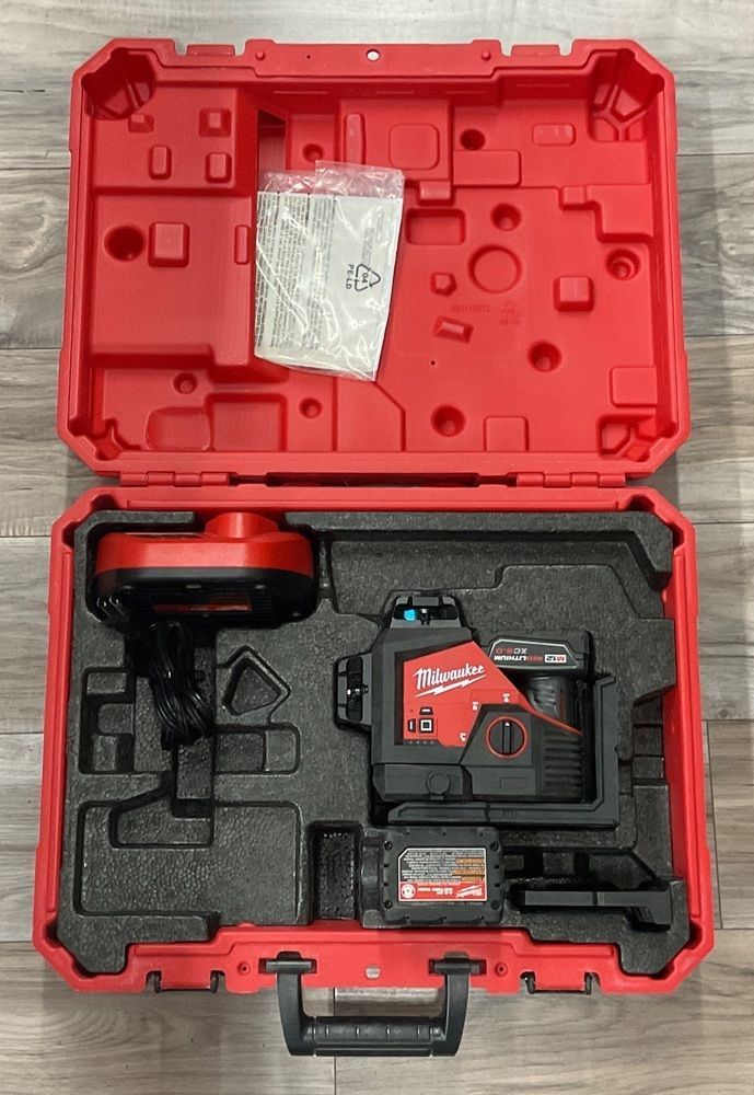 MILWAUKEE LASER LEVEL 3632-21 WITH 2 BATTERIES AND CHARGER
