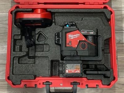 MILWAUKEE LASER LEVEL 3632-21 WITH 2 BATTERIES AND CHARGER