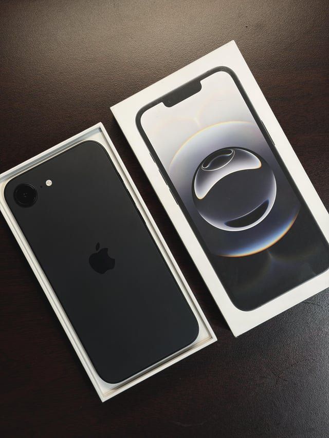 Apple iPhone 16 e 256GB with Original Box