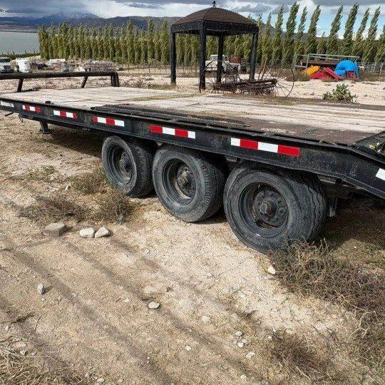 Triple Axle equipment trailer