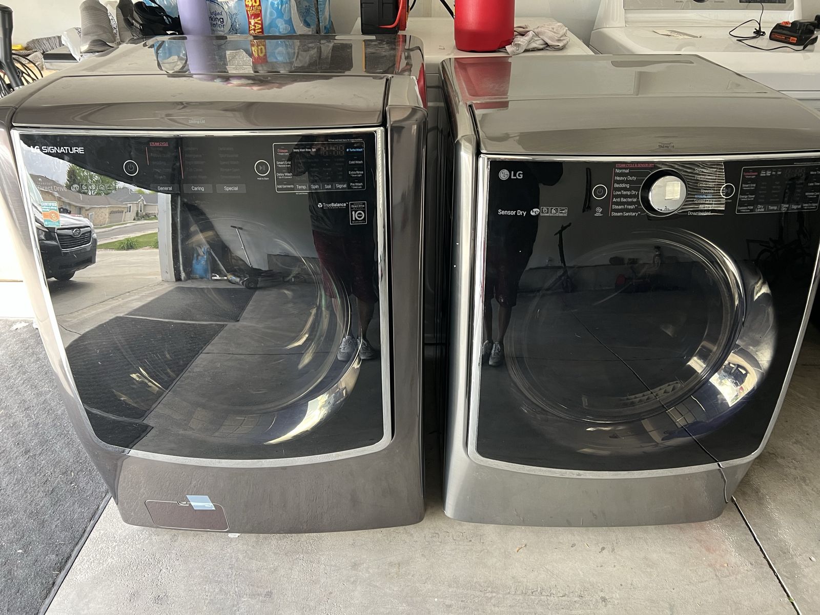 LG signature Front Load washer dryer set Electric