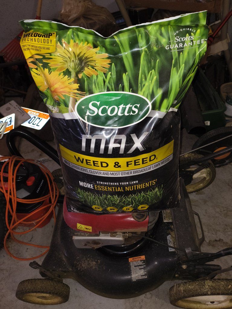 Scott's max weed & feed 39.5 pound fertilizer bag