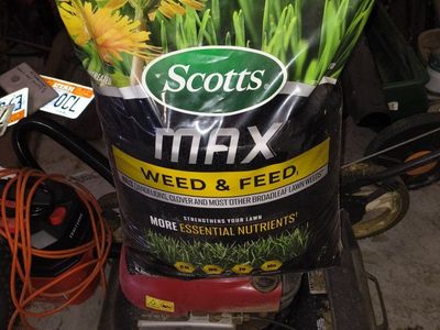 Scott's max weed & feed 39.5 pound fertilizer bag