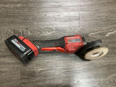 MILWAUKEE 4-1/2 INCHES GRINDER W/ M18 XC6.0 BATTERY