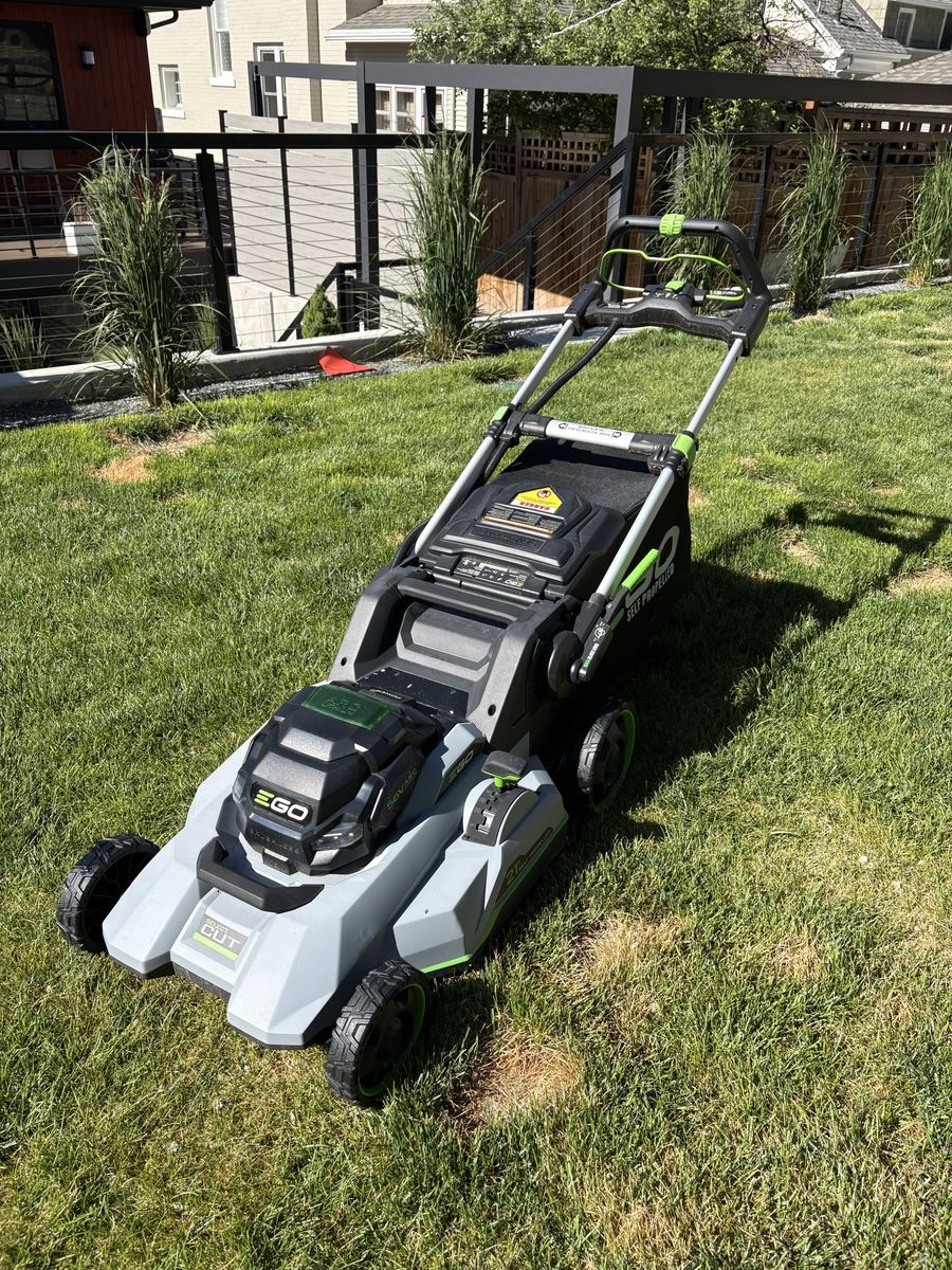 EGO 800 Series Select Cut with Touch Drive 21-in Self Propelled Mower, Two batteries (7.5AH and 5.0AH), Lightly used year old