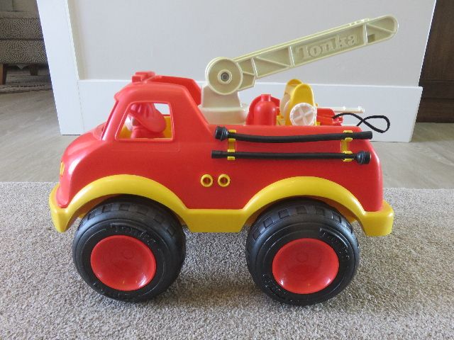REPOST - VERY RARE EARLY 1990'S MADE IN USA TONKA FIRE TRUCK WITH FIGURE AND ALL ACCESSORIES - LIKE NEW!