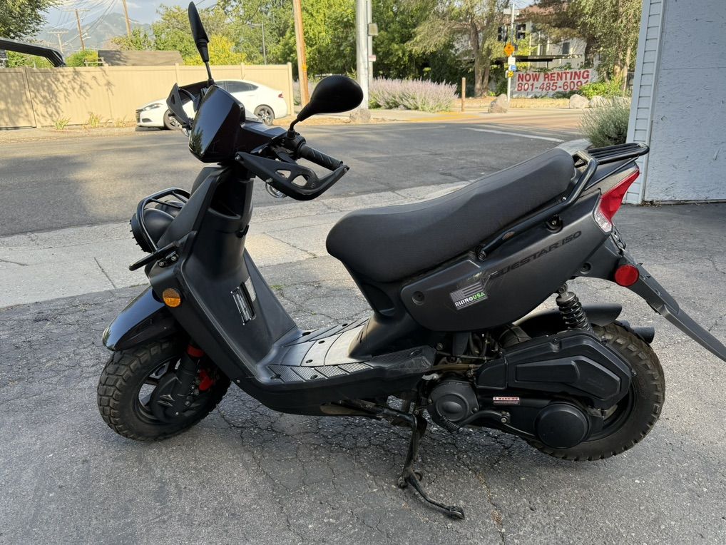 2022 Roguestar Scooter 150. 130 Miles Per Fulltank