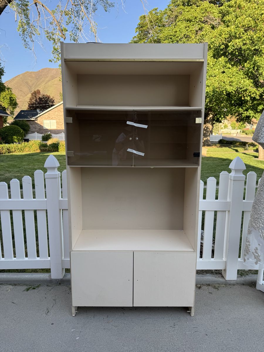 4 matching light up display cabinets for sale in Mapleton