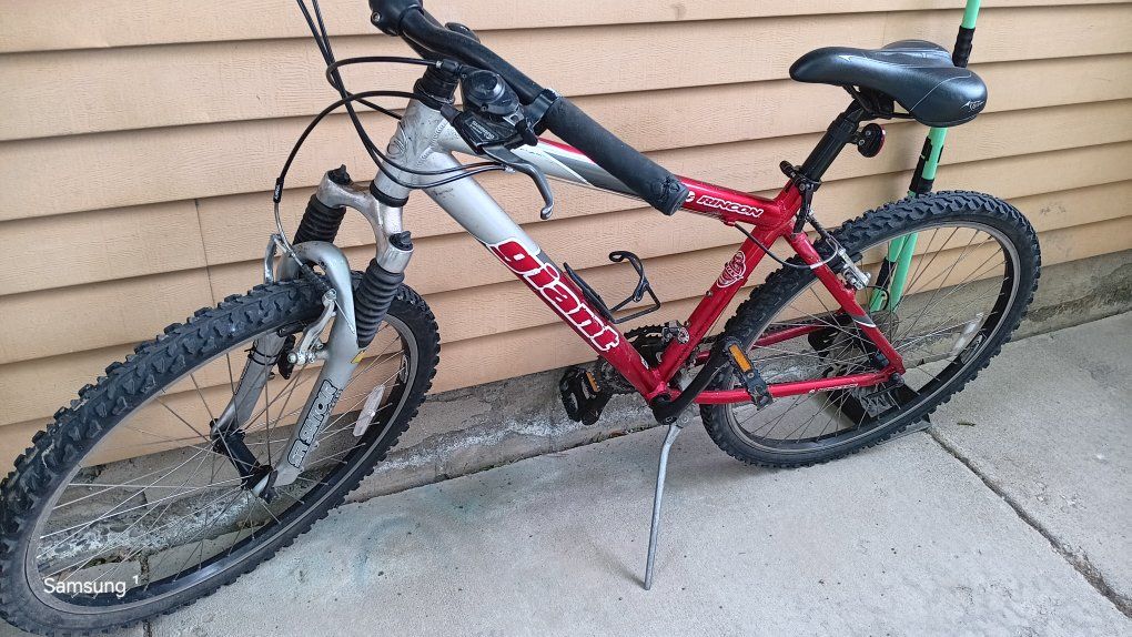 Giant Rincon Mountain Bike - Red/Silver, Size Small/Medium, Hardtail, Aluminum Frame