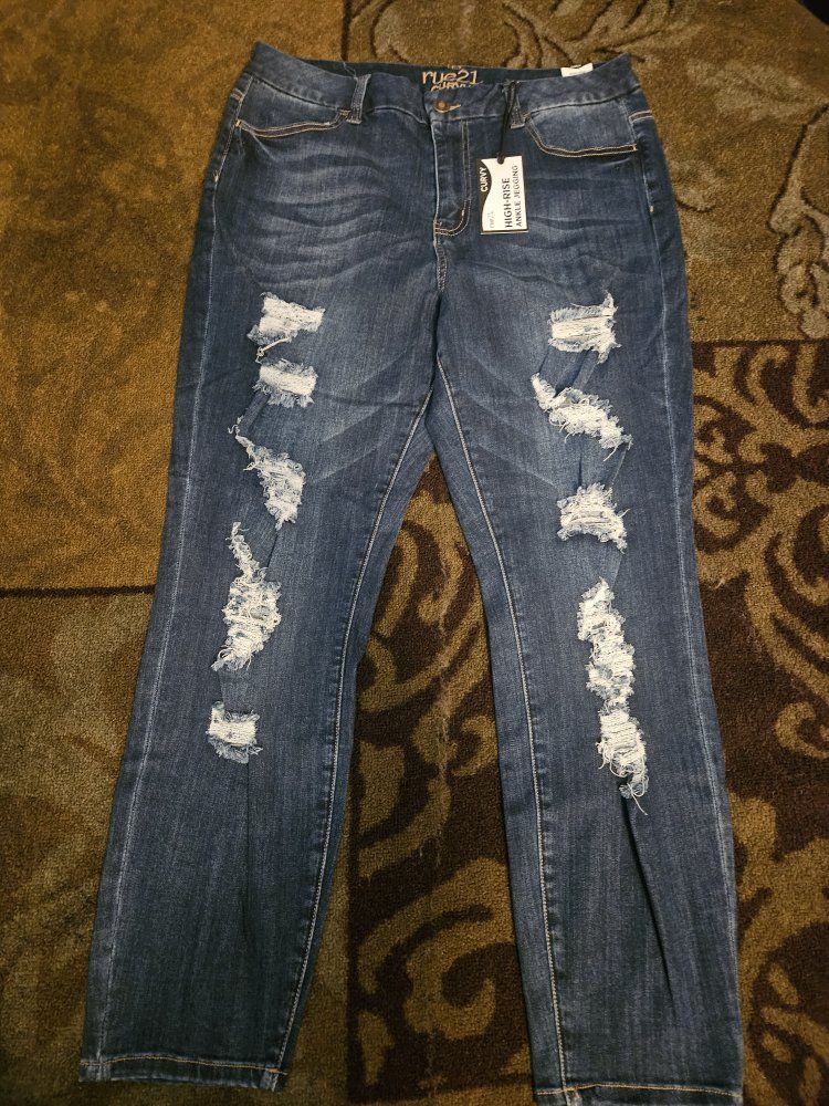 Brand New Women's Rue 21 Jeans Size 16!