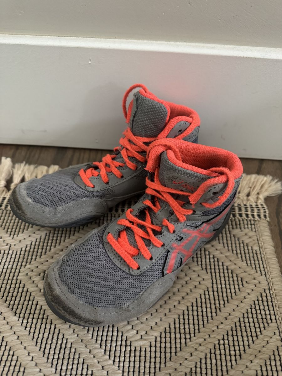ASICS Snapdown 3 Wrestling Shoes - Gray/Coral Youth Size 12