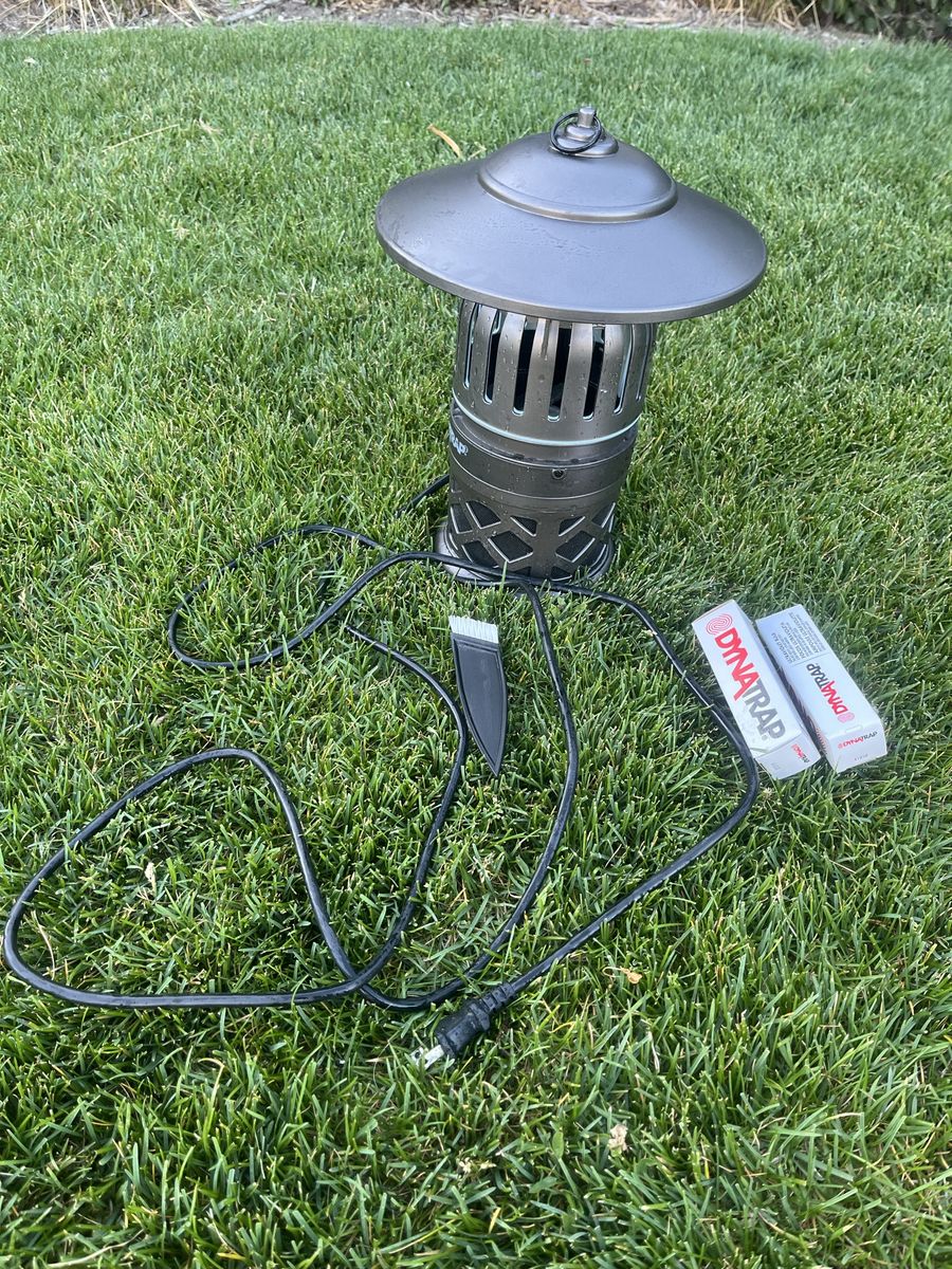 Dynatrap DT 1050-TUN-CST Outdoor 1/4 to 1/2 Acre Mosquito & Insect Trap with UV Bulbs and Brush