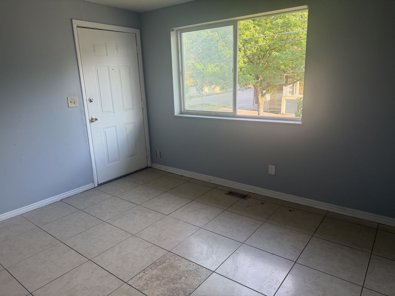3 Bedroom,1 Bathroom Apartment  for Rent-Clean & Ready to Move In.