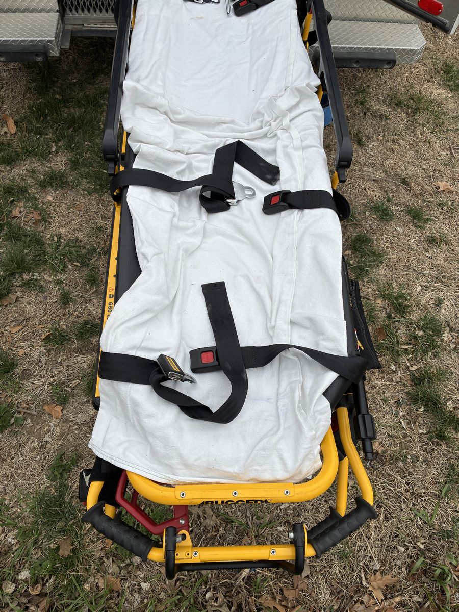 Stryker 6082 MX-PRO R3 ambulance stretcher - manual cot