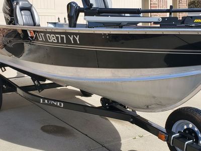 2016 Lund Fury 1400 fishing boat
