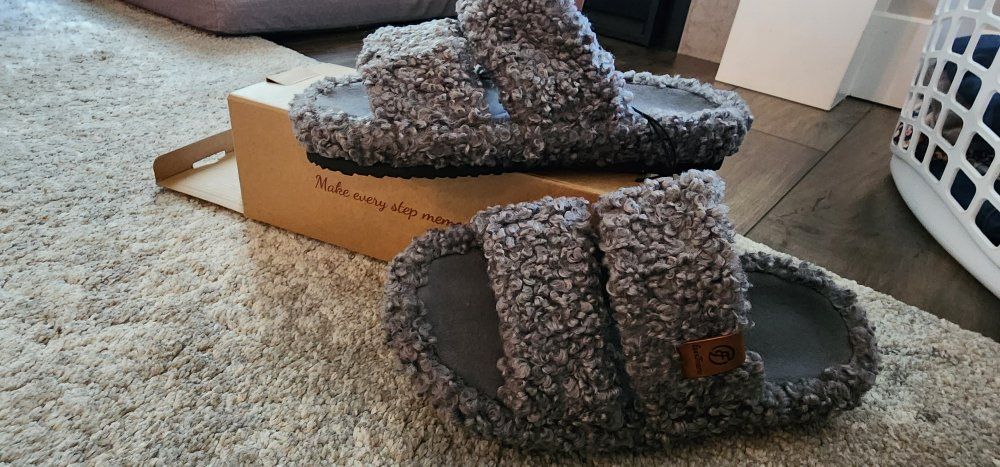 New EverFoams Fuzzy Sherpa Double Strap Slippers Gray Size 7-8