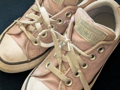 Converse All Star Low Top Pink Youth Sneakers - Size US 11 - Gently Used