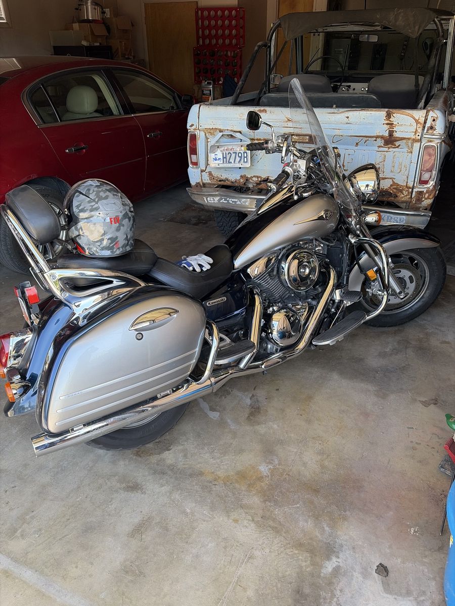 Kawasaki VN1600 Vulcan Nomad Motorcycle - Silver/Blue Cruiser with Saddlebags