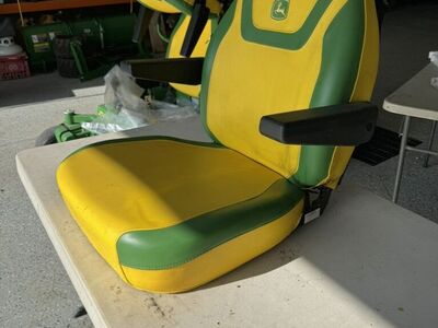 JOHN DEERE TRACTOR - MOWER SEAT
