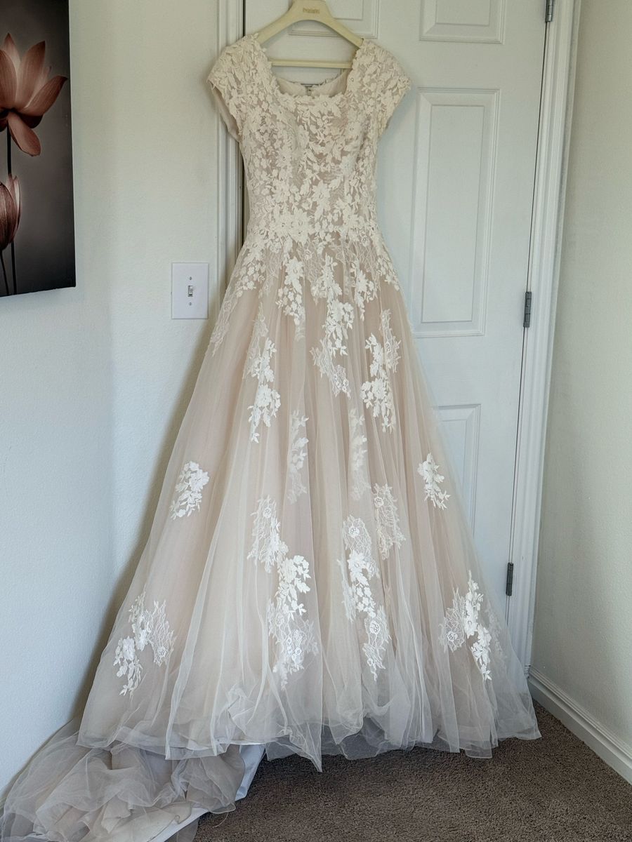 Short Sleeve Wedding Dress Size 8/9
