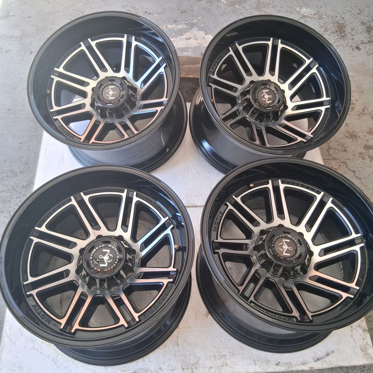 Motive Off-road wheels 20x12 8x6.5 -44