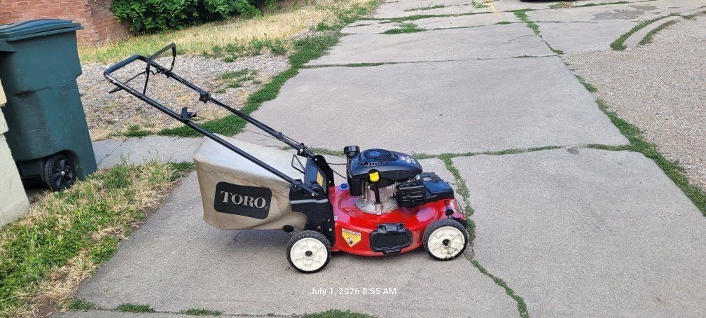 Toro lawn mower self propelled good working conditions.