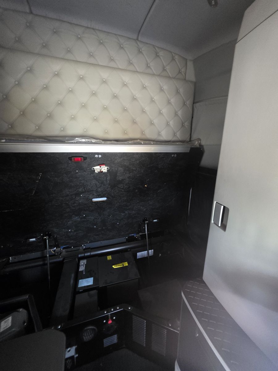 Main image 6