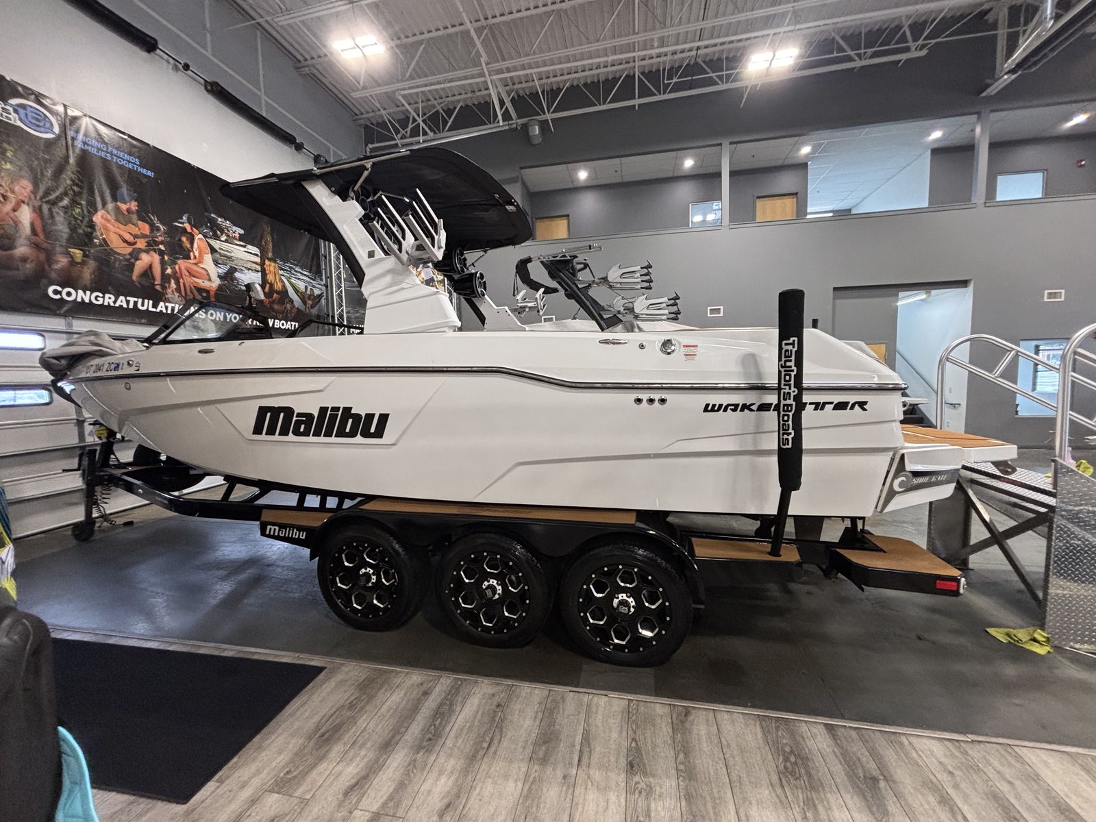 2021 Malibu 25 LSV - Fully Loaded