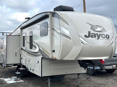 2018 Jayco Eagle 5th Wheel, 31' Sleeps 4, 4 Seasons, 3 Slides, Electric Jacks, 2 A/C's, Flat Screen TVs, Clean Title