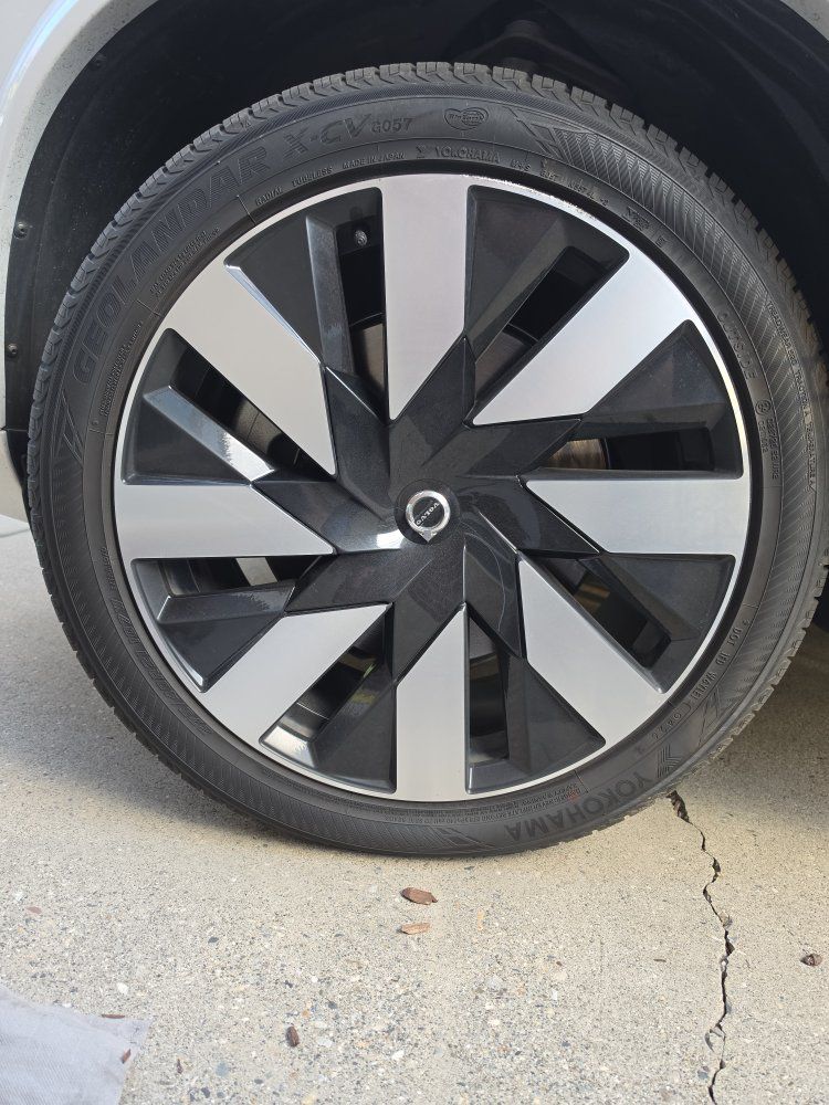 Volvo 2024 black diamond wheels (21x9) and tires