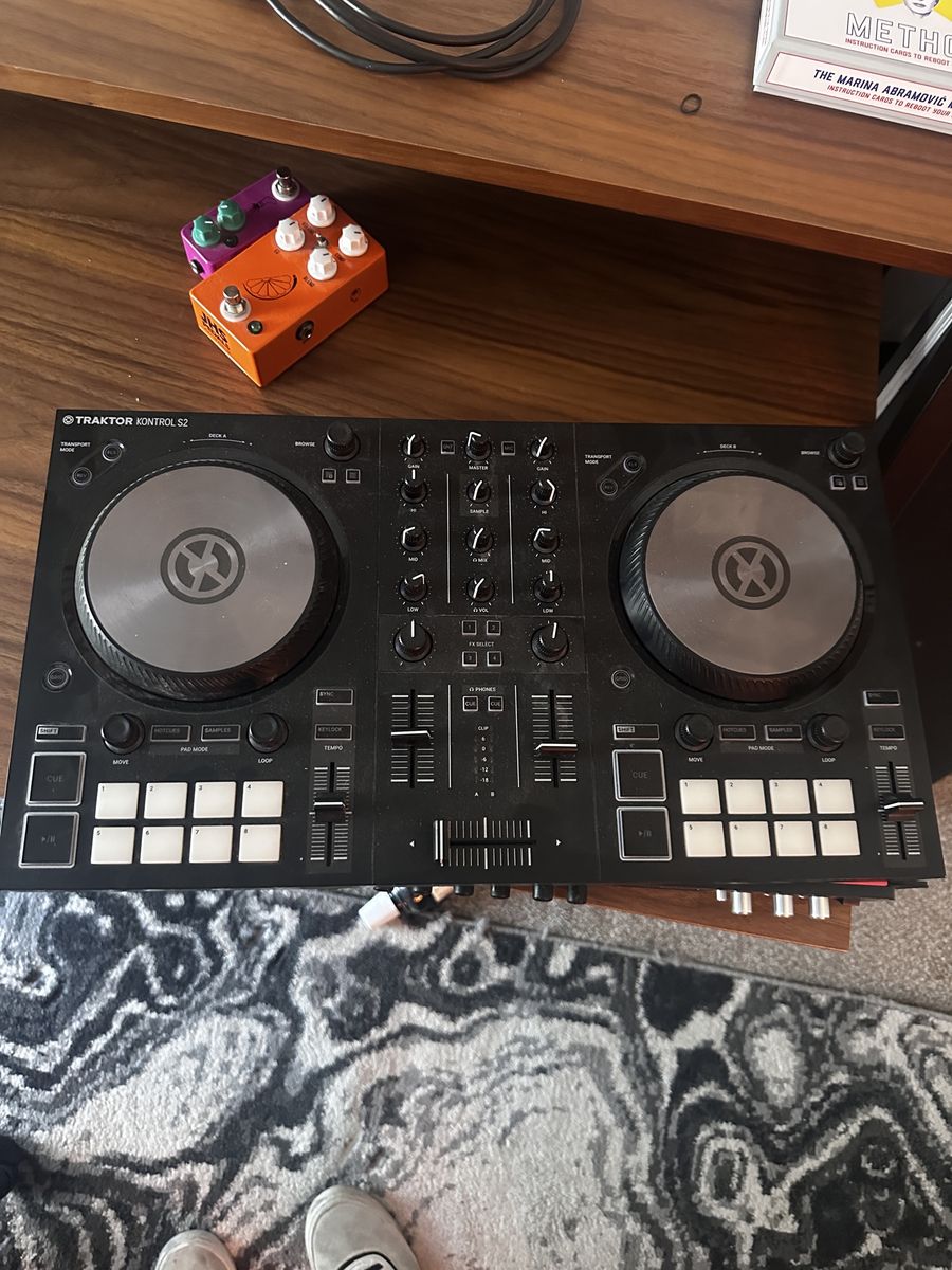 DJ board- Traktor Kontrol s2 mk3