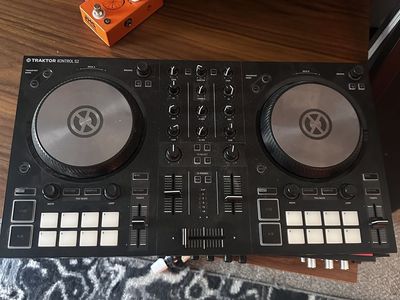 DJ board- Traktor Kontrol s2 mk3