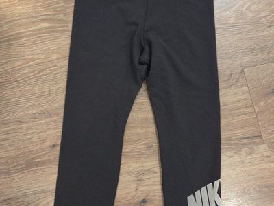 Nike Women's M Black Tight Fit Crop Length Logo Leggings CK3967-010