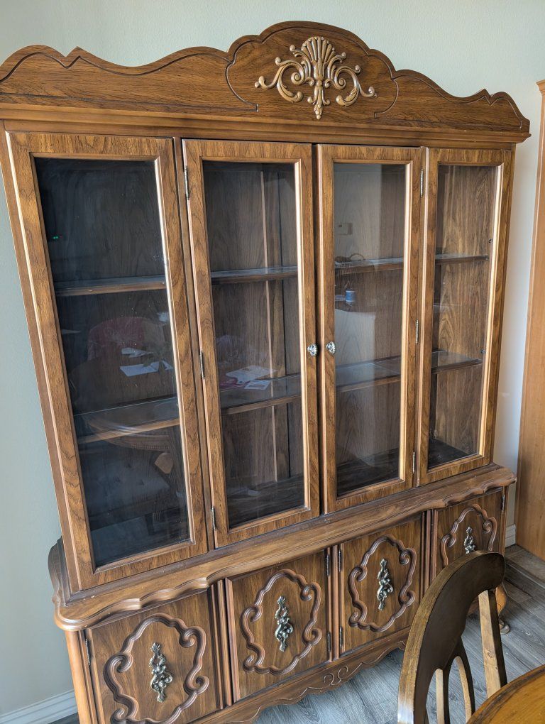 Vintage China Cabinet with matching table that expands with 3 leaves.  Excellent Condition