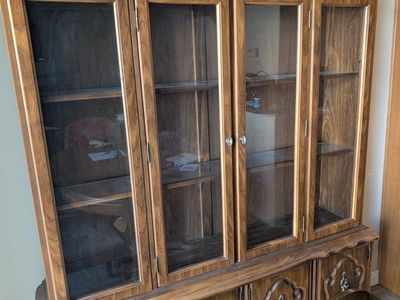 Vintage China Cabinet with matching table that expands with 3 leaves. Excellent Condition