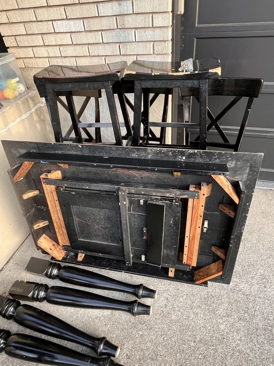 Counter height table + 4 chairs + 2 stools