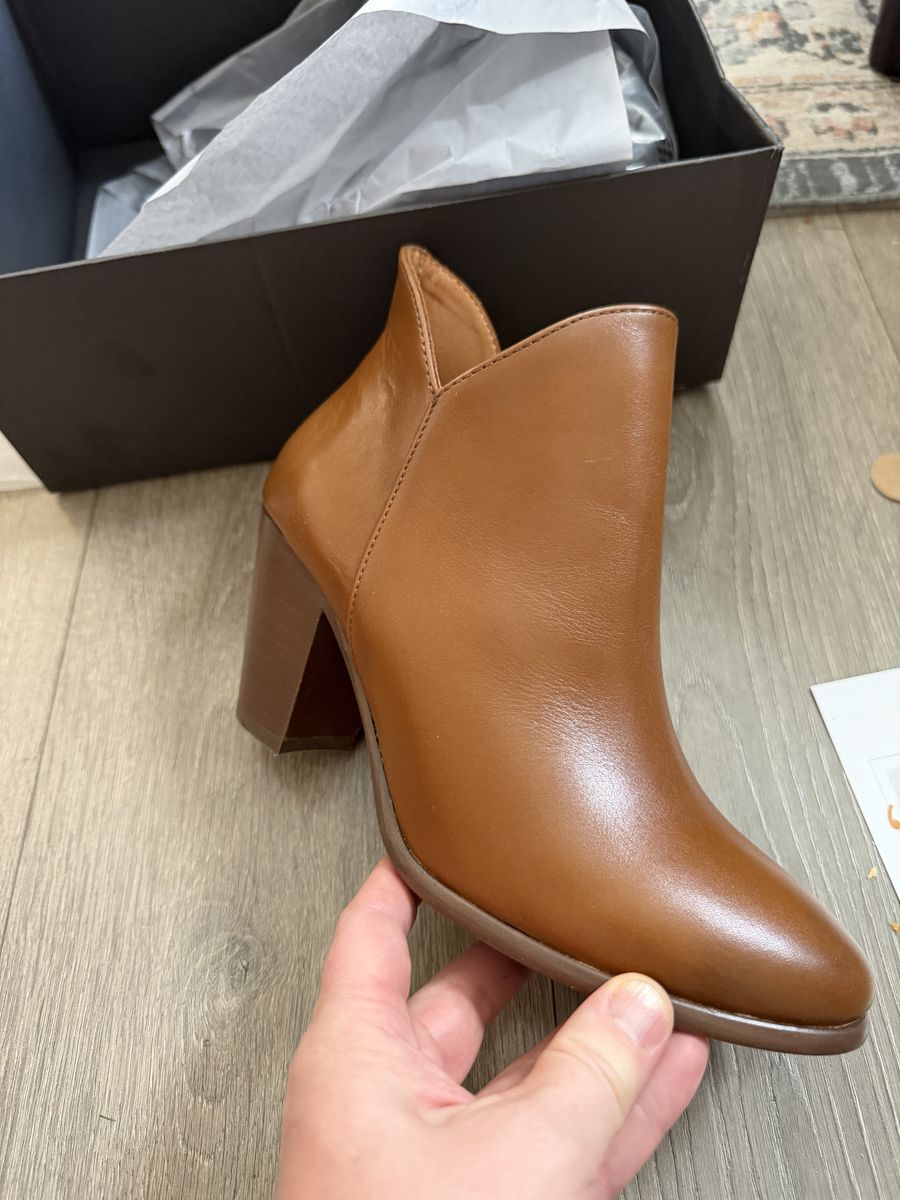 Women's leather boot, Size 8 New