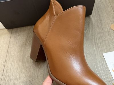 Women's leather boot, Size 8 New