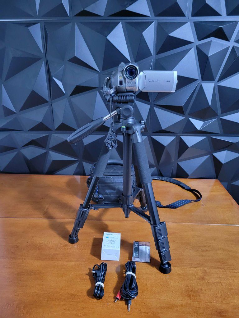 Panasonic PV-GS36 Mini DV Tape Camcorder with 2 Batteries, Charger, SD Card, Tape,Tripod & Carring Case included. Tested. Excell