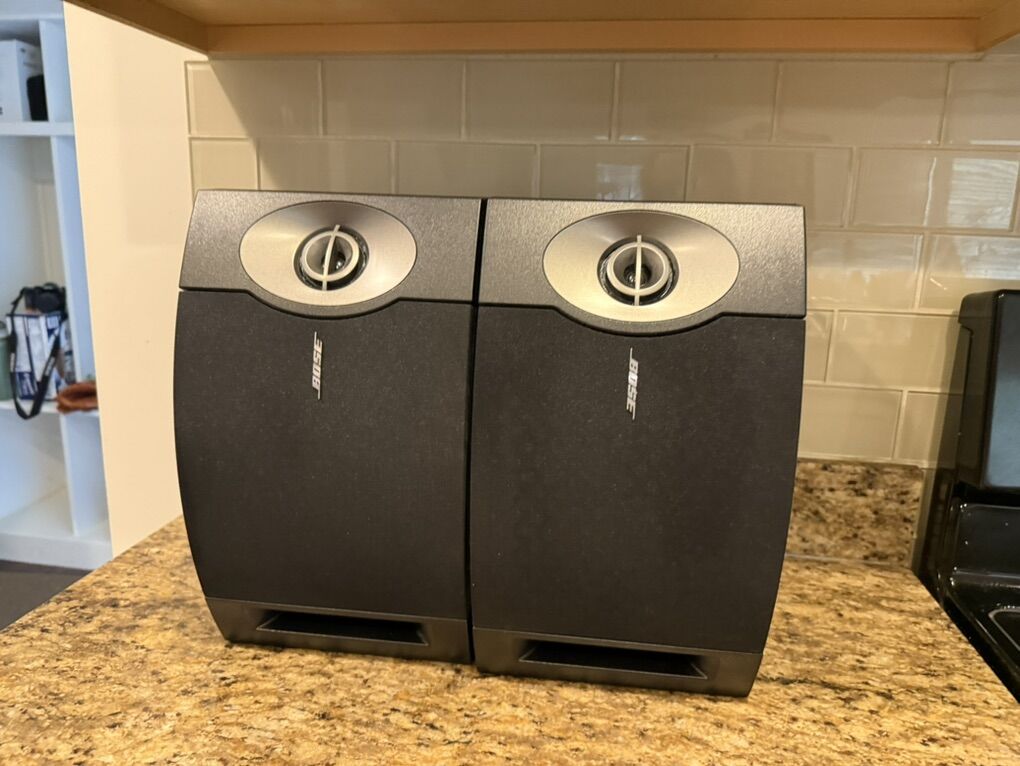 Set 2 Bose Speakers In Great Condition