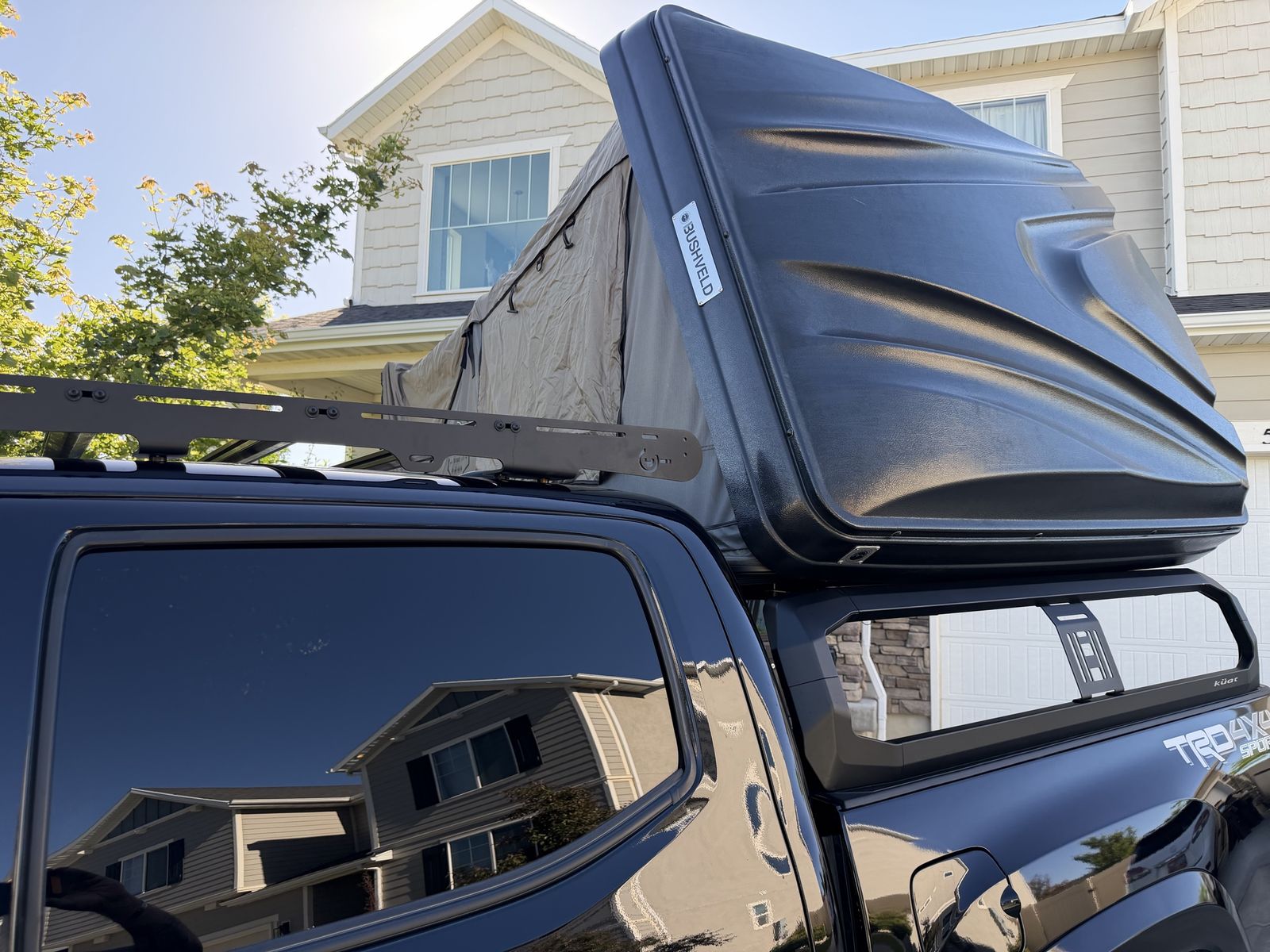 Overland vehicle bushels roof top tent and küat bed rail system.