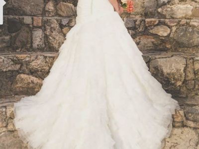 Women’s size 10 off strapless wedding dress.
