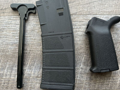 Magpul Moe Grip MFT Mag AR-15 Charging Handle