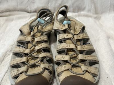 Keen Womens 8.5 Beige WP Slimfit Hiking Sandals