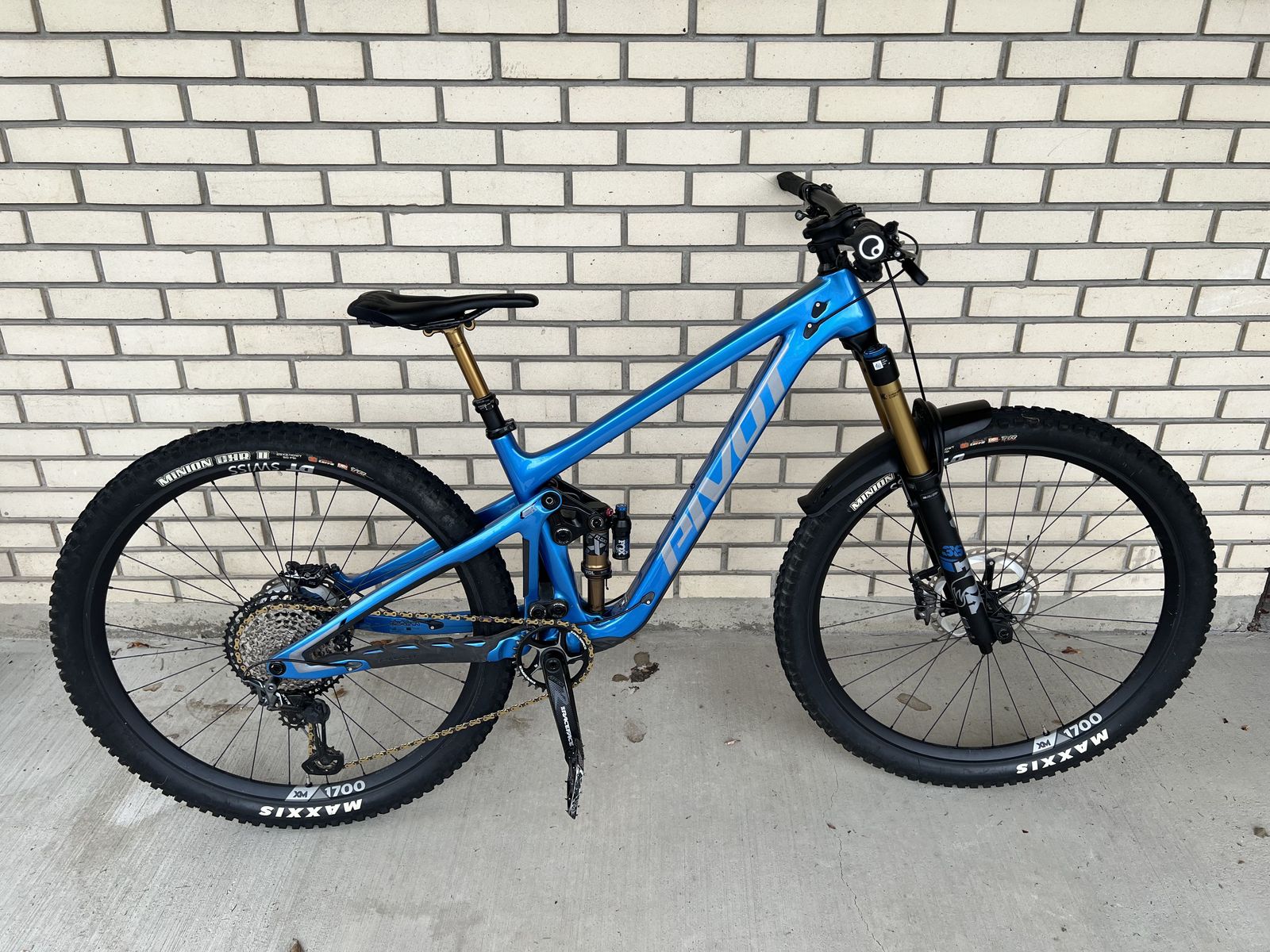 2023 Pivot Switchblade