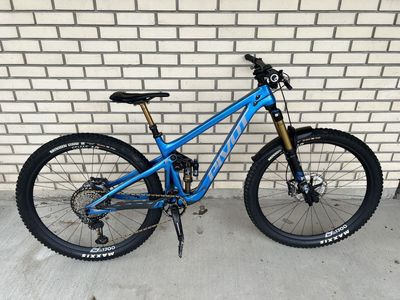 2023 Pivot Switchblade